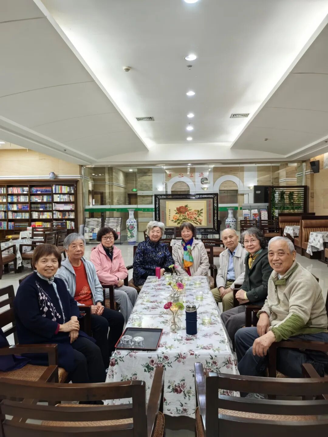 1777433771400052251.jpg 2026.4.24上外老教授与青年学子倾心交流_img1.jpg