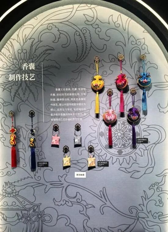 2026.6.11  财大退休教师编织组参观非遗作品展_img1.jpg