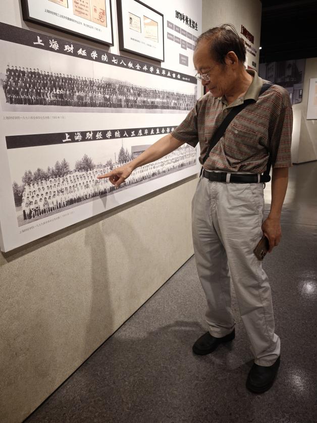 1782184640972049060.jpg 2026.6.13 财大老教授探寻校史藏品背后的故事_img3.jpg