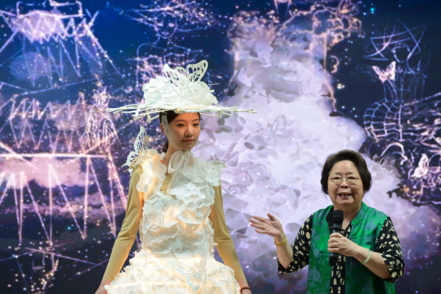 2026.6.19 东华大学张祖芳老教授用“纸艺华服”惊艳世界_img0.jpg