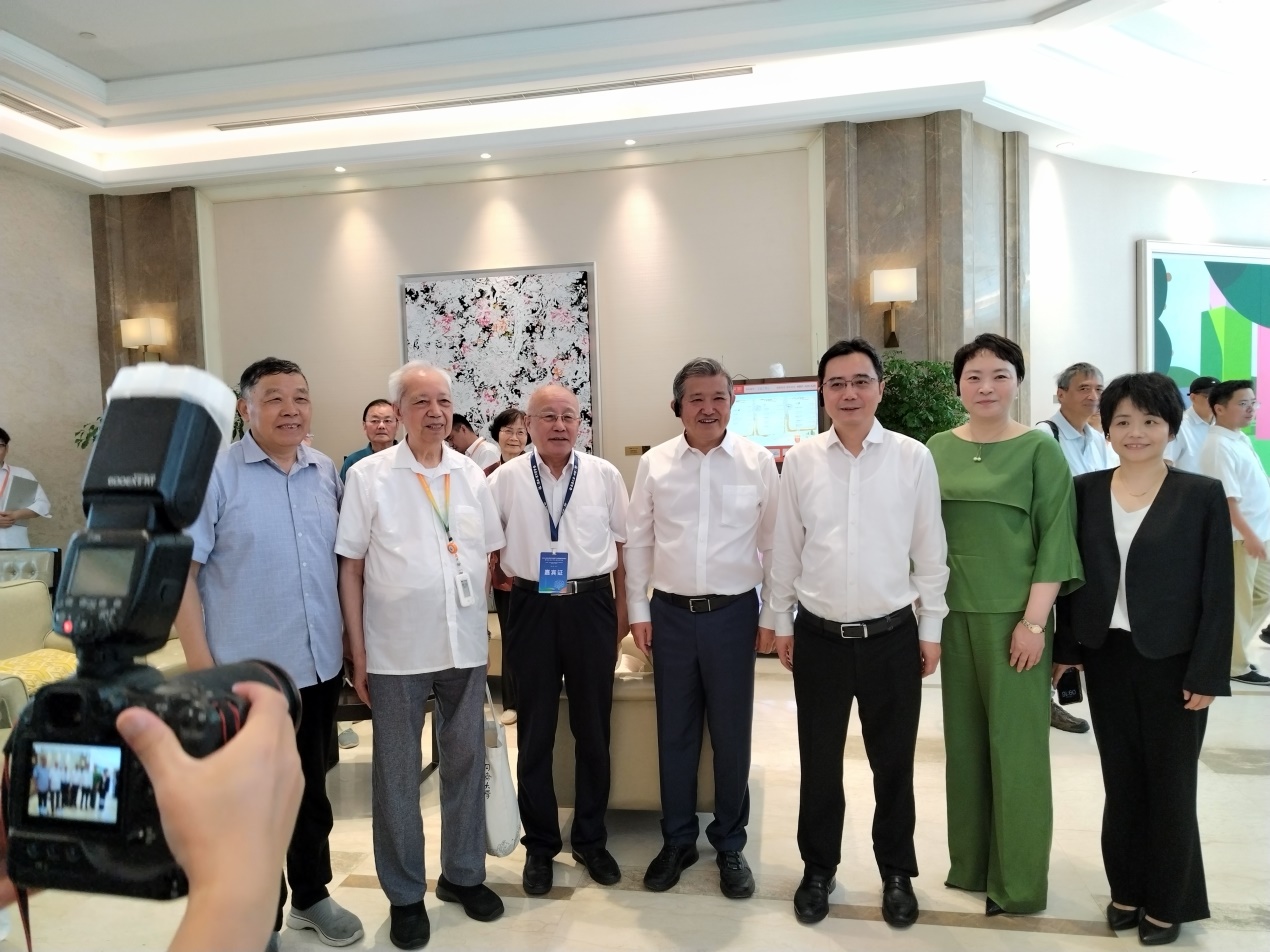 2026.7.17 陆敏恂、张伟超偕高校老教协秘书长赴泰康申园贺喜_img1.jpg