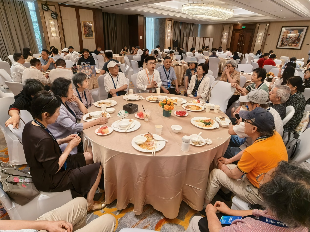 2026.7.17 陆敏恂、张伟超偕高校老教协秘书长赴泰康申园贺喜_img3.jpg