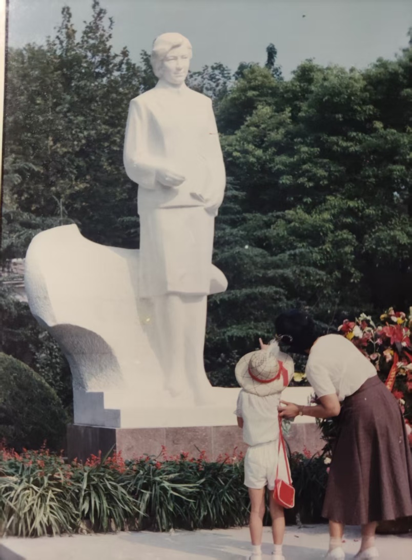 上大童慧刚老教授为教师节设计雕塑_img0.jpg